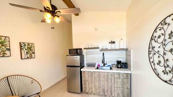 Geladeira, micro-ondas, cooktop, cafeteira/chaleira
