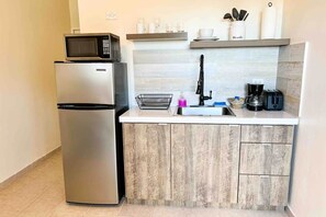 Réfrigérateur, micro-ondes, plaque de cuisson, cafetière/bouilloire