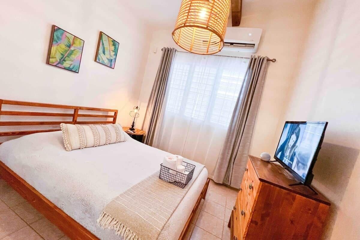 Tabla de planchar con plancha, wifi y ropa de cama 