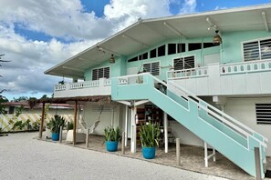 Un edificio de dos pisos con una escalera que lleva al nivel superior.