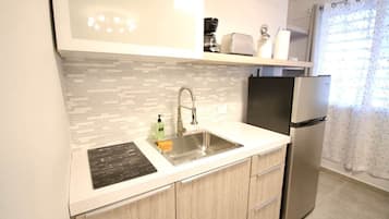 Réfrigérateur, micro-ondes, plaque de cuisson, cafetière/bouilloire
