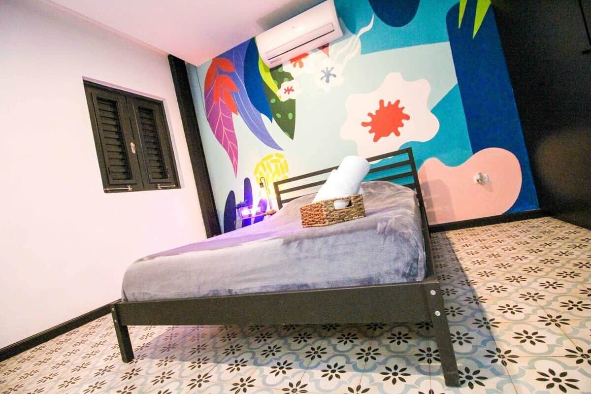 Tabla de planchar con plancha, wifi y ropa de cama 