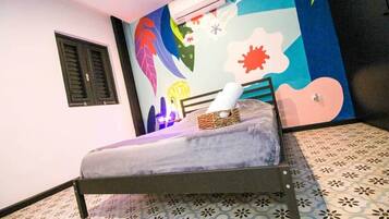Tabla de planchar con plancha, wifi y ropa de cama