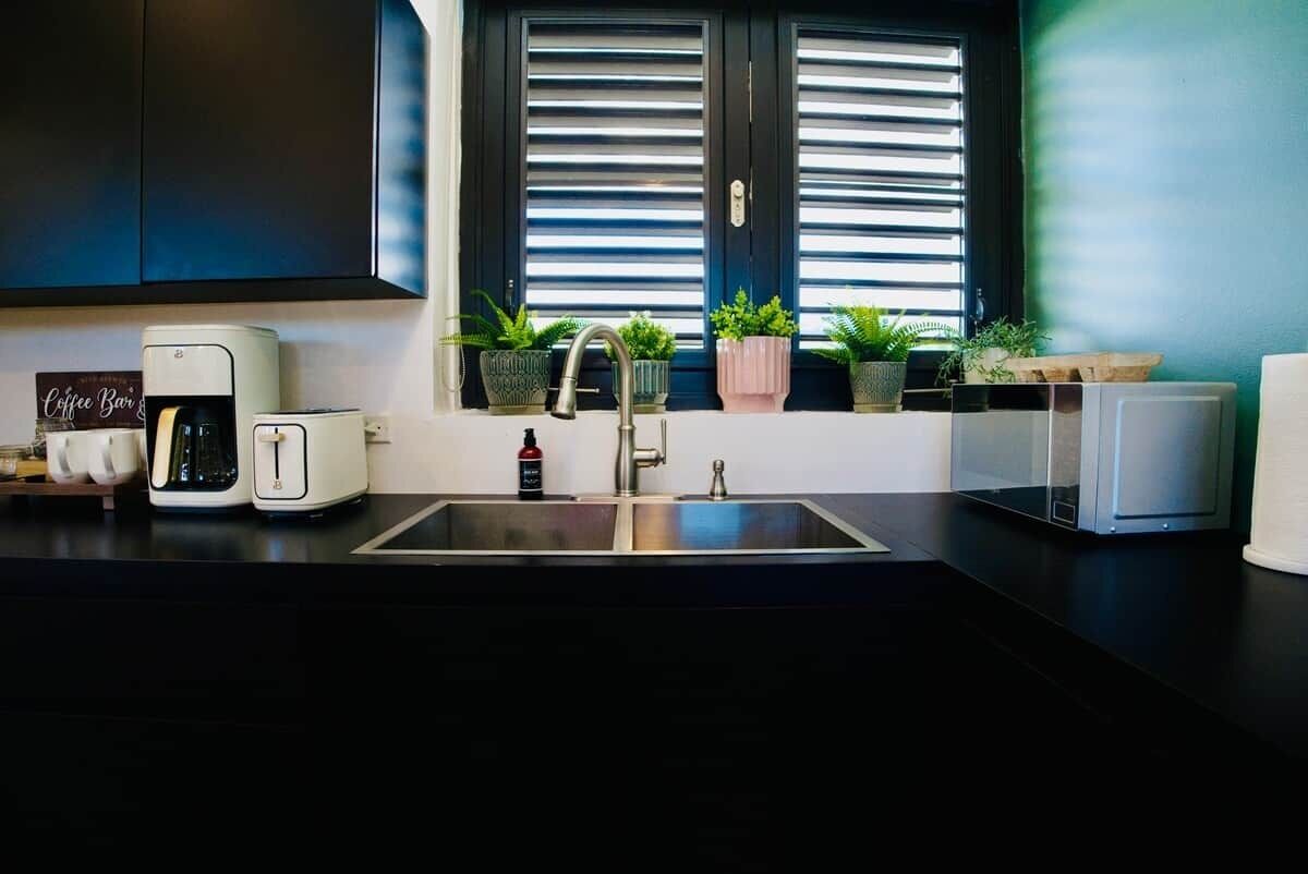 Refrigerador, microondas, placa de cocina, cafetera/tetera