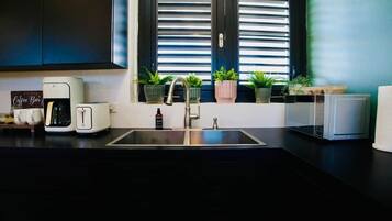 Refrigerador, microondas, placa de cocina, cafetera/tetera