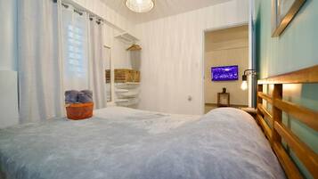 Iron/ironing board, WiFi, bed sheets