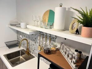 Frigorífico, microondas, horno y placa de cocina