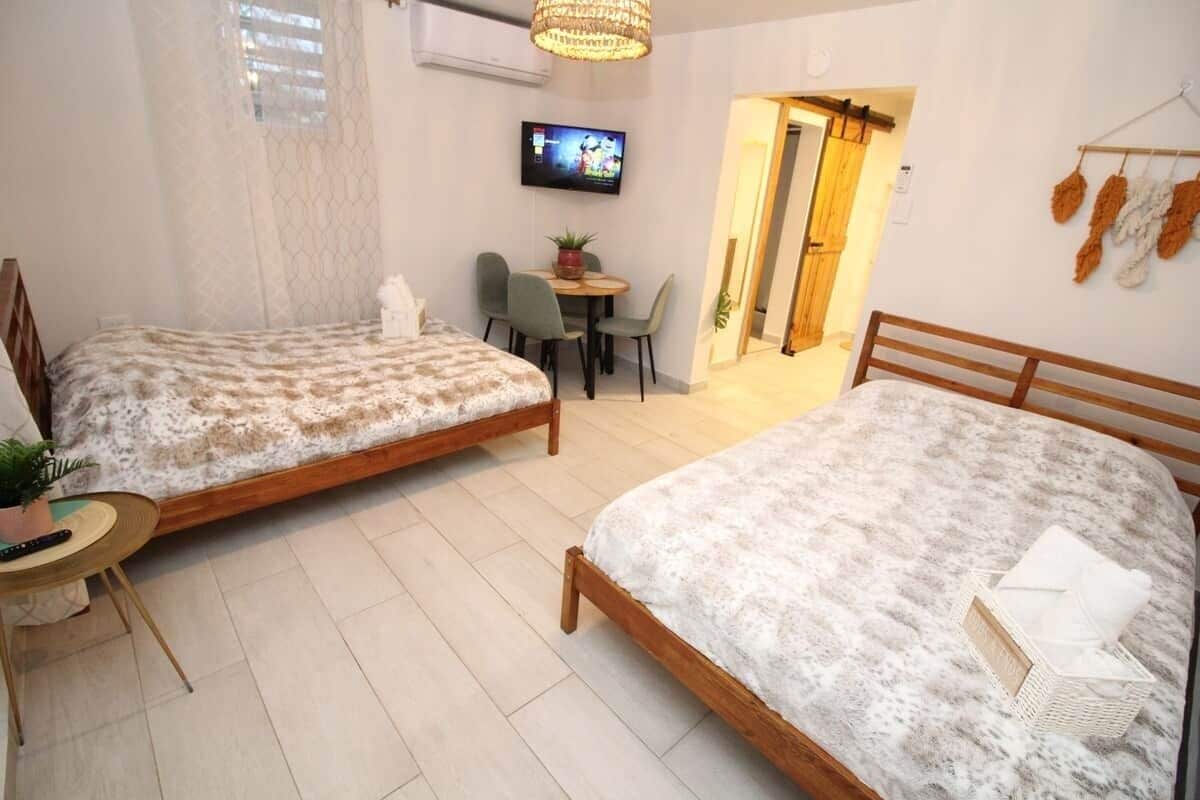 Tabla de planchar con plancha, wifi y ropa de cama 