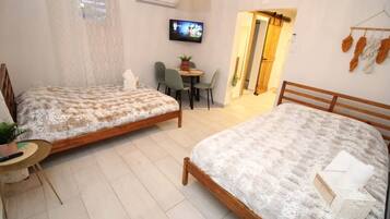 Tabla de planchar con plancha, wifi y ropa de cama