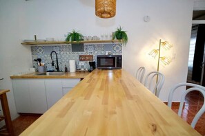 Refrigerador, microondas, placa de cocina, cafetera/tetera