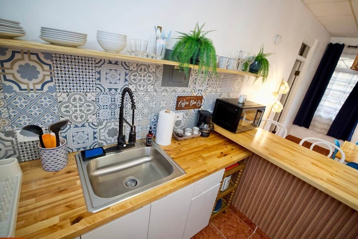 Kjøleskap, mikrobølgeovn, kokeplater og kaffetrakter/tekoker
