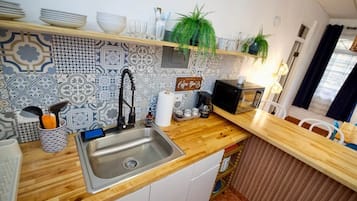 Kjøleskap, mikrobølgeovn, kokeplater og kaffetrakter/tekoker