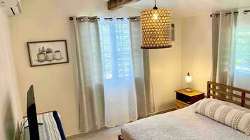Tabla de planchar con plancha, wifi y ropa de cama