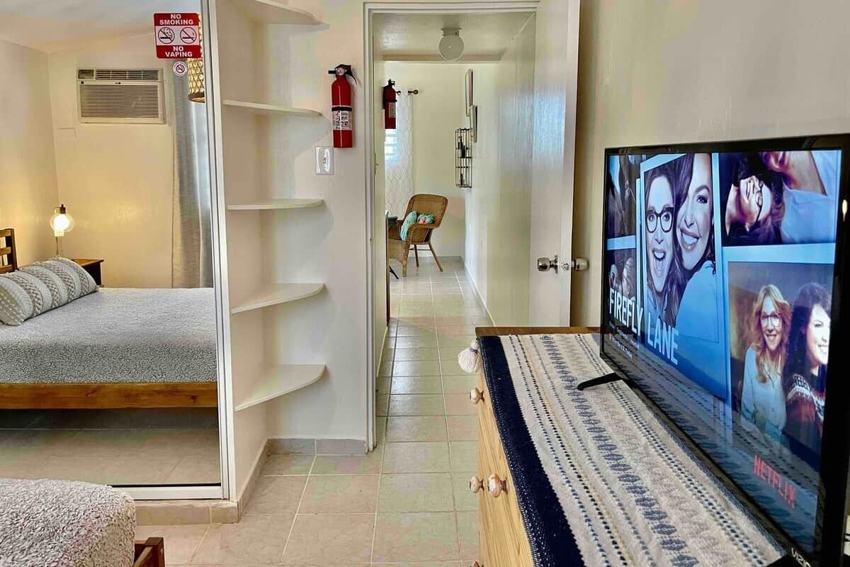 Tabla de planchar con plancha, wifi, ropa de cama