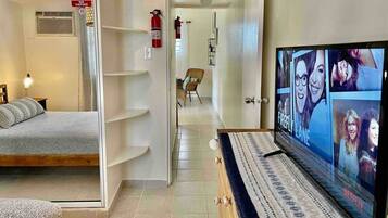 Tabla de planchar con plancha, wifi, ropa de cama
