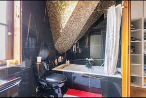 ヘアドライヤー、タオル、石鹸、トイレットペーパー