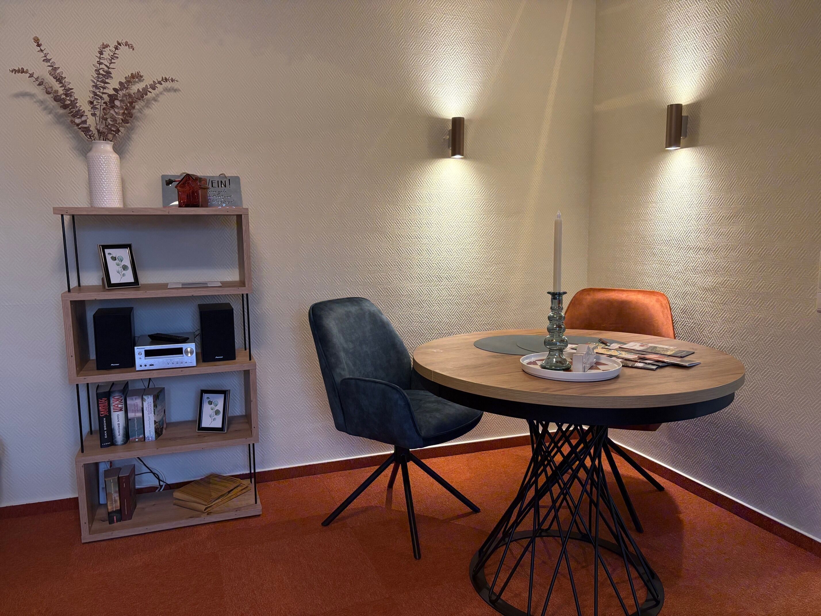 Ein ausziehbarer Tisch steh im Wohnzimmer zur Verfügung