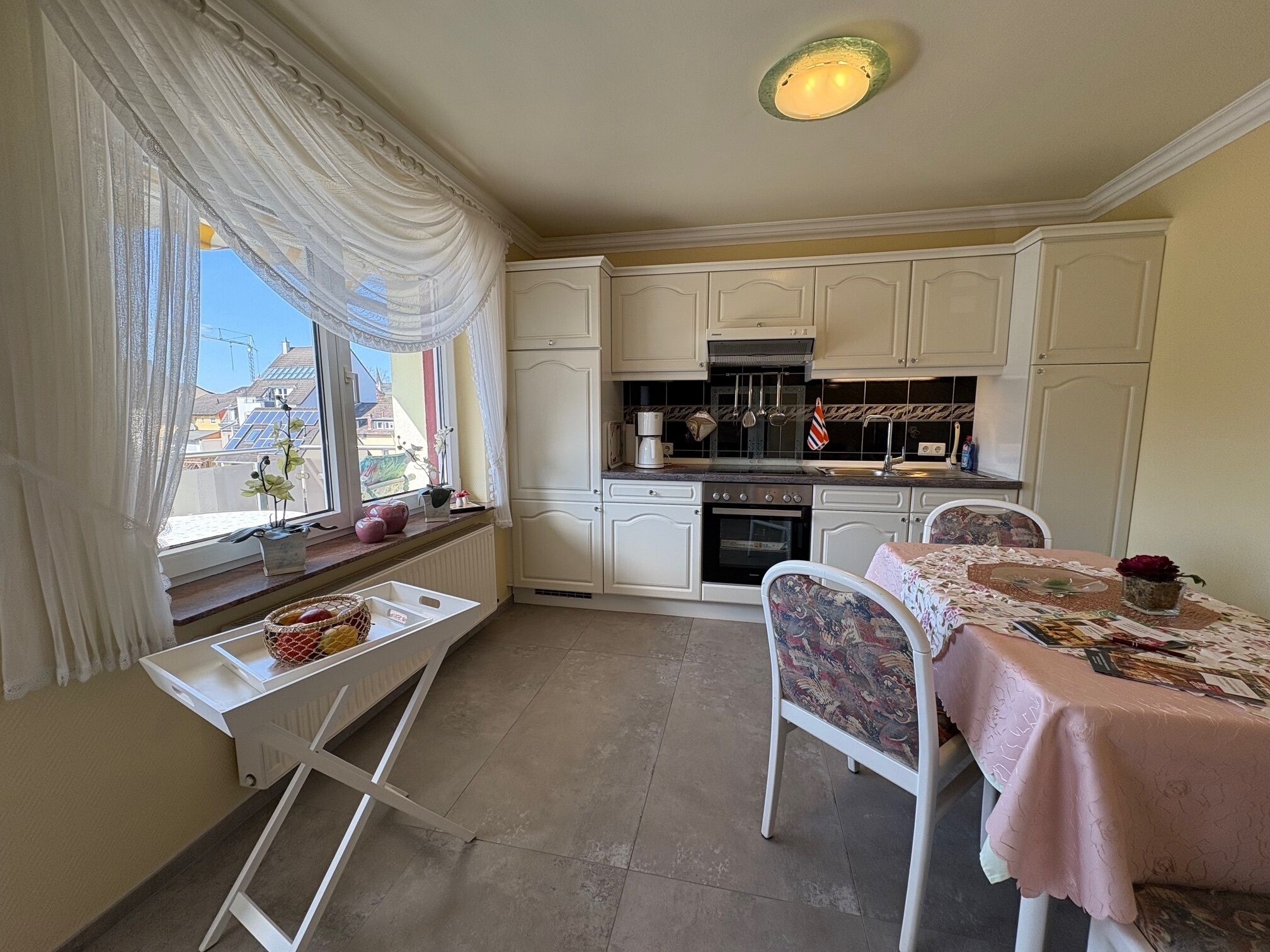 Küche mit angrenzendem Balkon