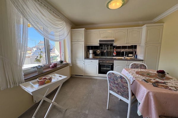 Küche mit angrenzendem Balkon