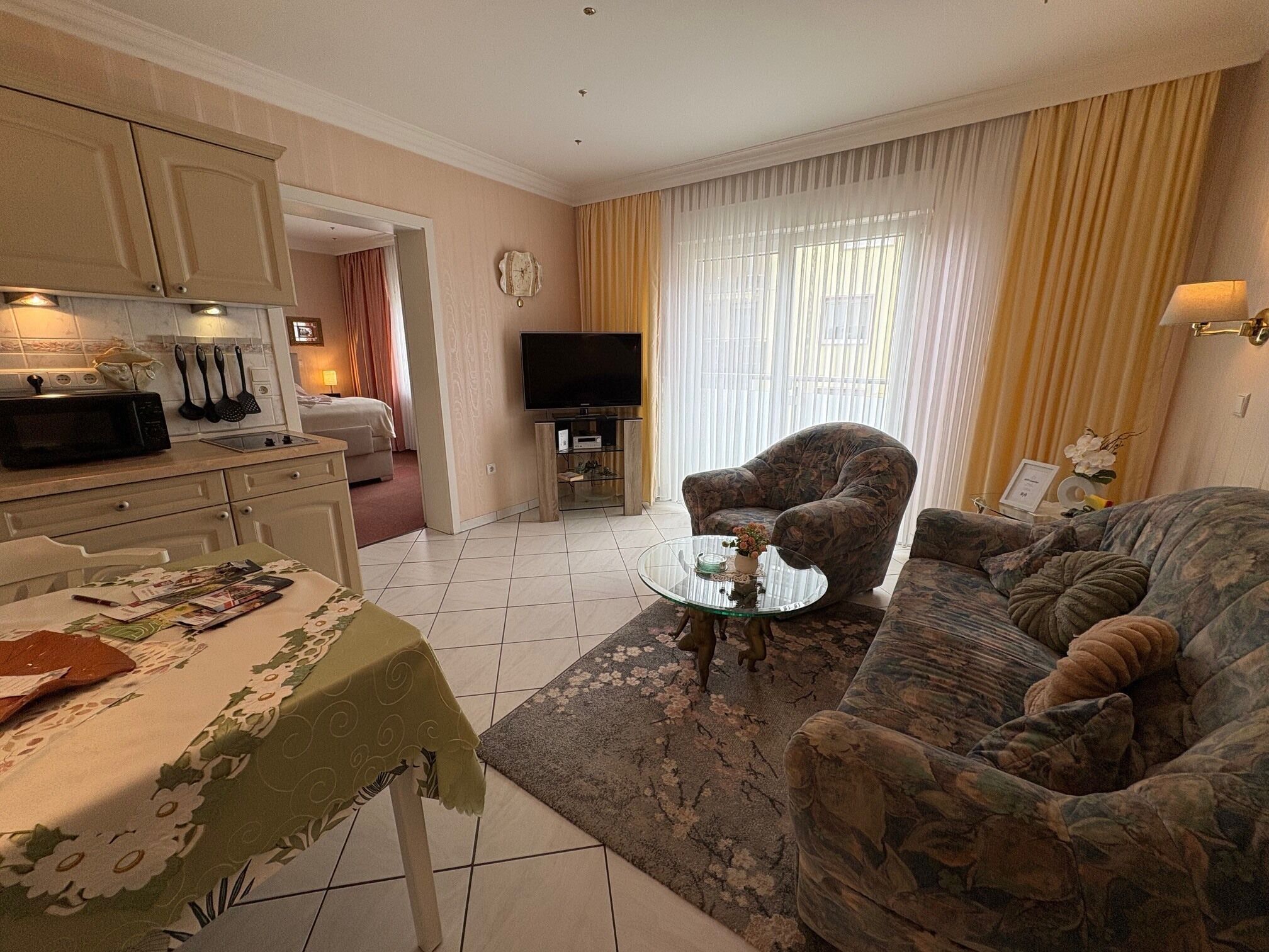 Wohnzimmer und Kochnische in einem Raum