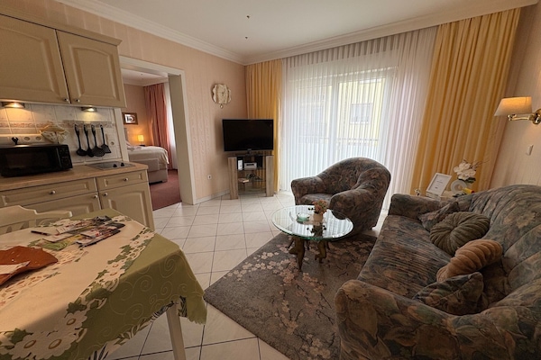 Wohnzimmer und Kochnische in einem Raum