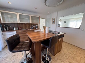 Kühlschrank, Ofen, Wasserkocher mit Kaffee-/Teezubehör, Toaster