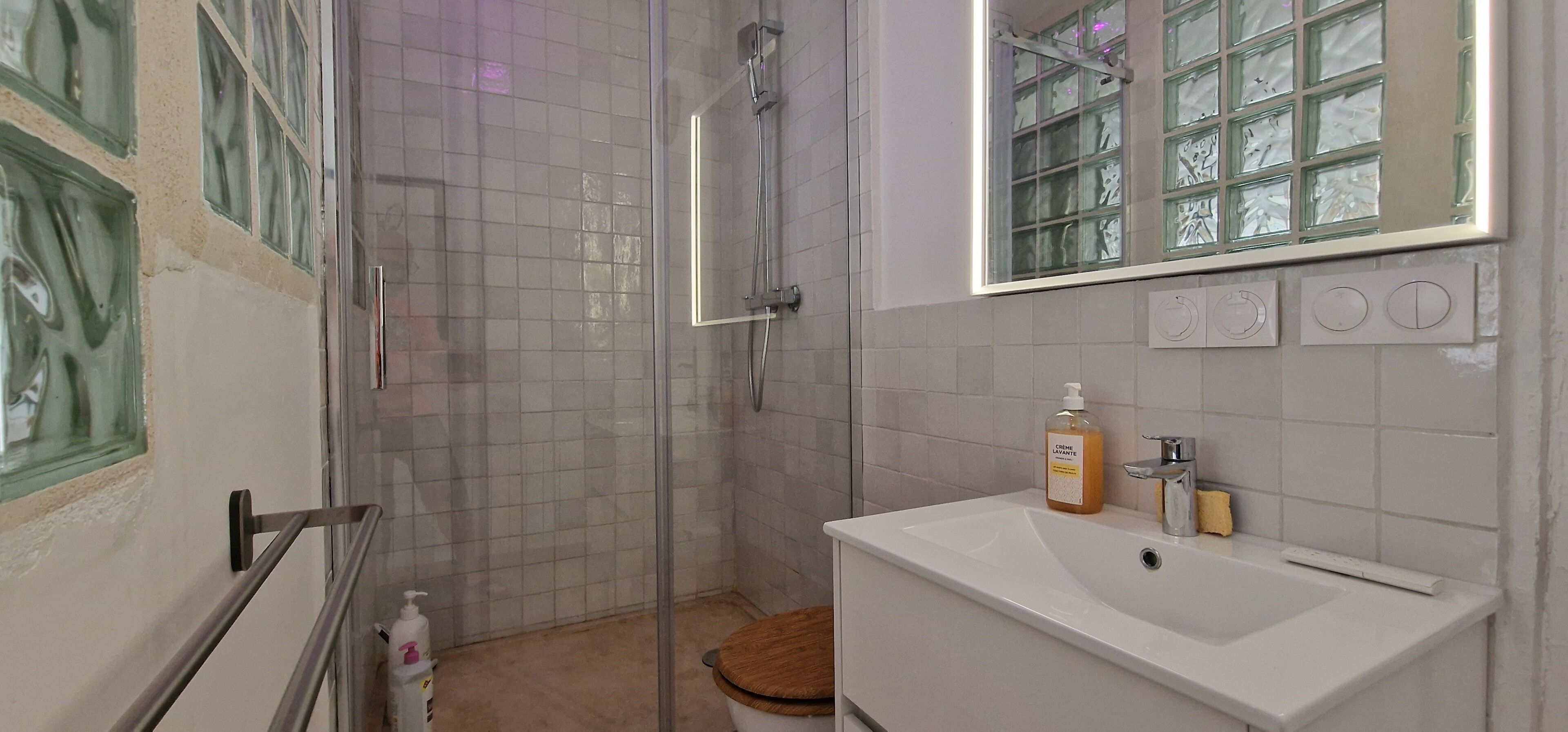 Douche, sèche-cheveux, serviettes fournies, savon