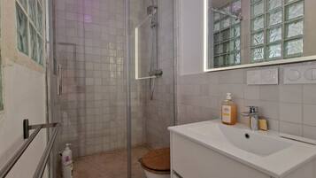 Douche, sèche-cheveux, serviettes fournies, savon