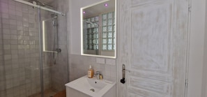 Dusche, Haartrockner, Handtücher, Seife