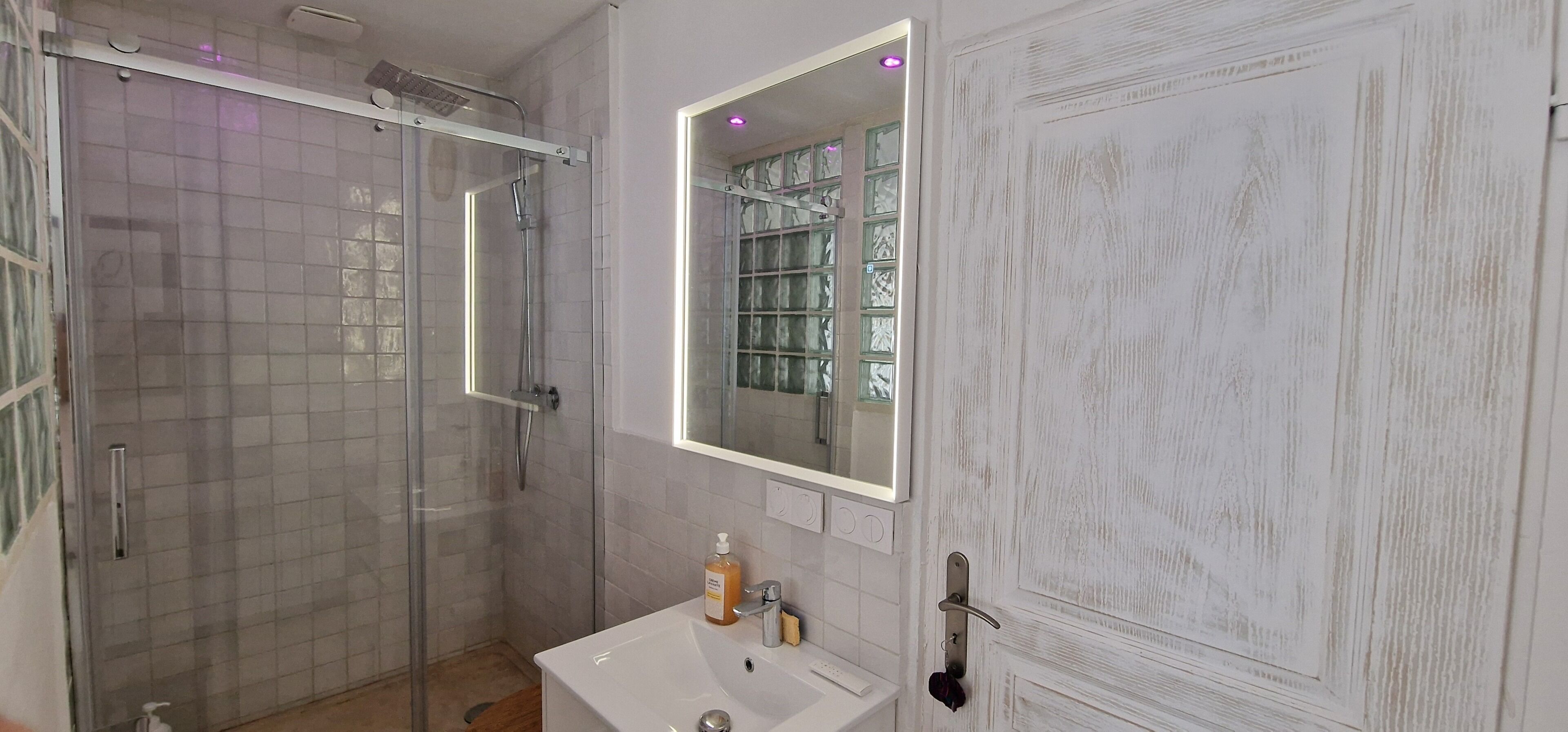 Douche, sèche-cheveux, serviettes fournies, savon