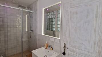 Douche, sèche-cheveux, serviettes fournies, savon