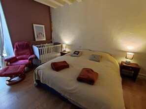 Iron/ironing board, free WiFi, bed sheets - Vrbo Property (Courdemanche)