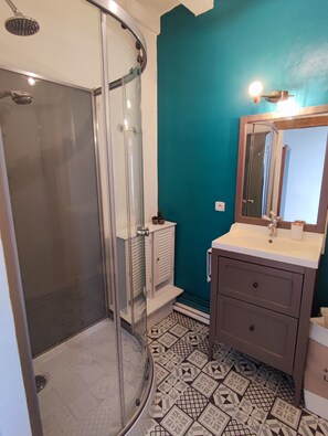 Shower, hair dryer, towels, toilet paper - Vrbo Property (Courdemanche)