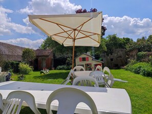 Outdoor dining - Vrbo Property (Courdemanche)