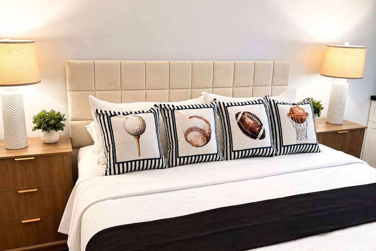Deluxe Room, 1 King Bed, Non Smoking | Desk, laptop workspace, blackout curtains, iron/ironing board
