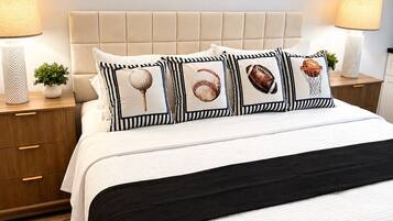 Deluxe kamer, 1 kingsize bed, niet-roken | Een bureau, een laptopwerkplek, verduisterende gordijnen