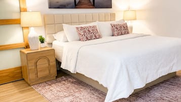 Suite Luxury, letti multipli, non fumatori, angolo cottura | Una scrivania, postazione laptop, tende oscuranti, ferro/asse da stiro