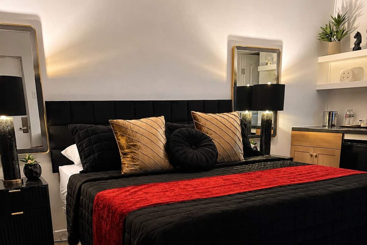 Deluxe Room, 1 King Bed, Non Smoking