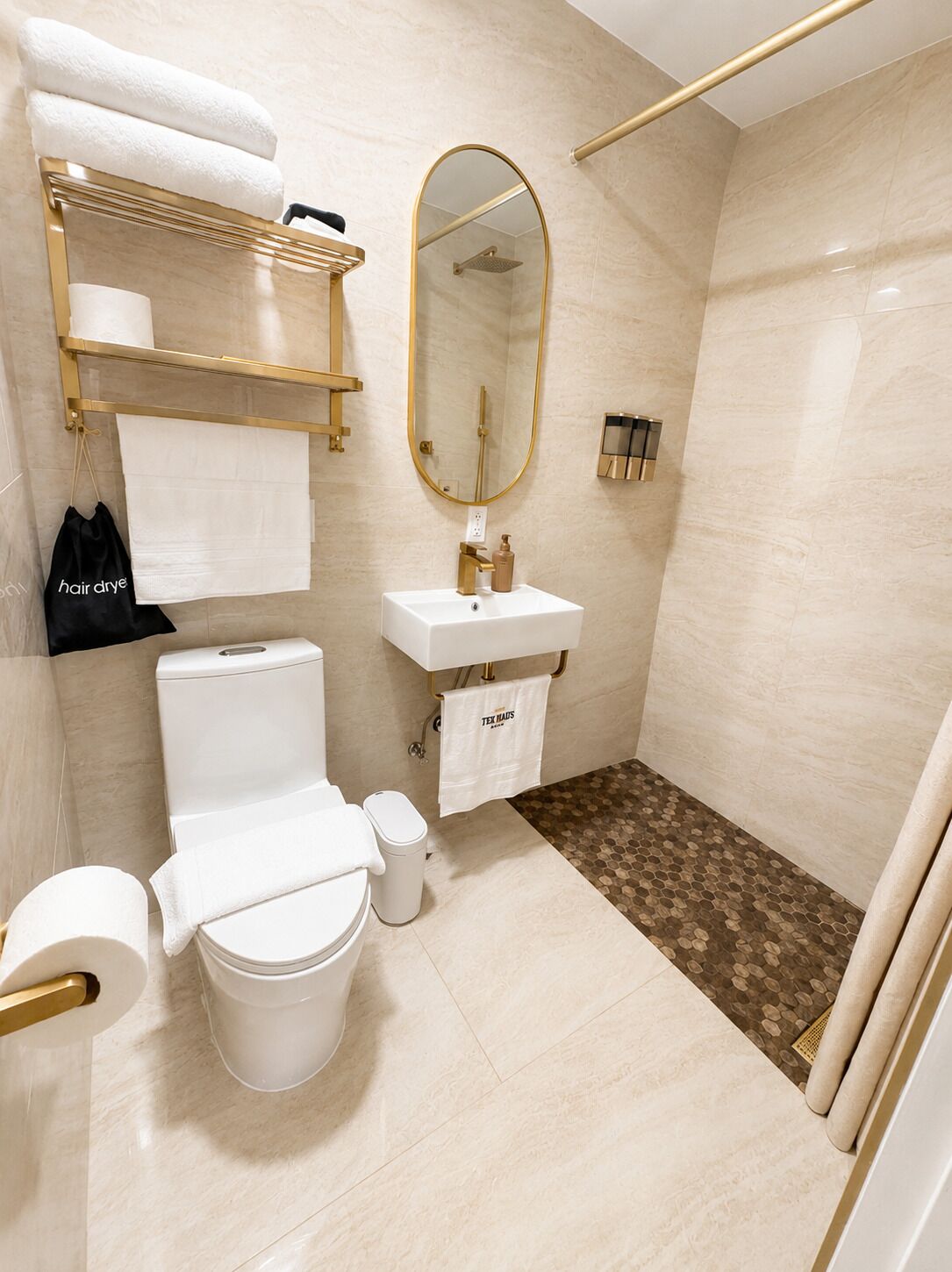 Un baño moderno con inodoro, bidé y ducha.