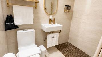 Un baño moderno con inodoro, bidé y ducha.