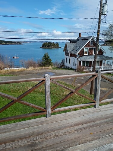 Cozy three bedroom cottage overlooking Johnson Bay.