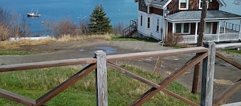 Cozy three bedroom cottage overlooking Johnson Bay.