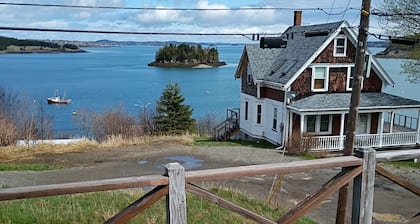 Cozy three bedroom cottage overlooking Johnson Bay.