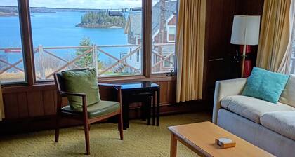 Cozy three bedroom cottage overlooking Johnson Bay.