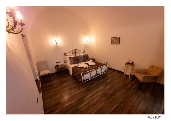 Room - Çeşme Merkezde Marina Karşısı Tarihi Kervansaray Antique Hotel (İzmir)