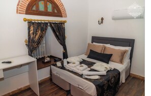 Room - Çeşme Merkezde Marina Karşısı Tarihi Kervansaray Antique Hotel (İzmir)