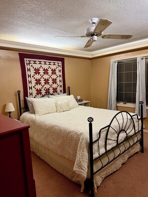 3 bedrooms, WiFi, bed sheets - Lovely 3-bedroom house with AC in vibrant Warsaw (Warsaw)