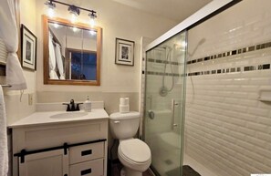 Shower, hair dryer, towels, soap - Lovely 3-bedroom house with AC in vibrant Warsaw (Warsaw)