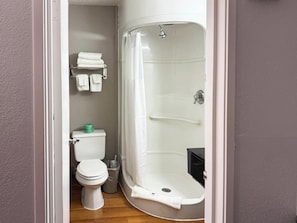 Combined shower/tub, free toiletries, towels, toilet paper