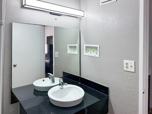 Rum - 2 dubbelsängar - rullstolsanpassad dusch - icke-rökare (Mobility, Access, Fridge, Microwave) | Badrum | Badkar/dusch, gratis toalettartiklar, handdukar och toalettpapper